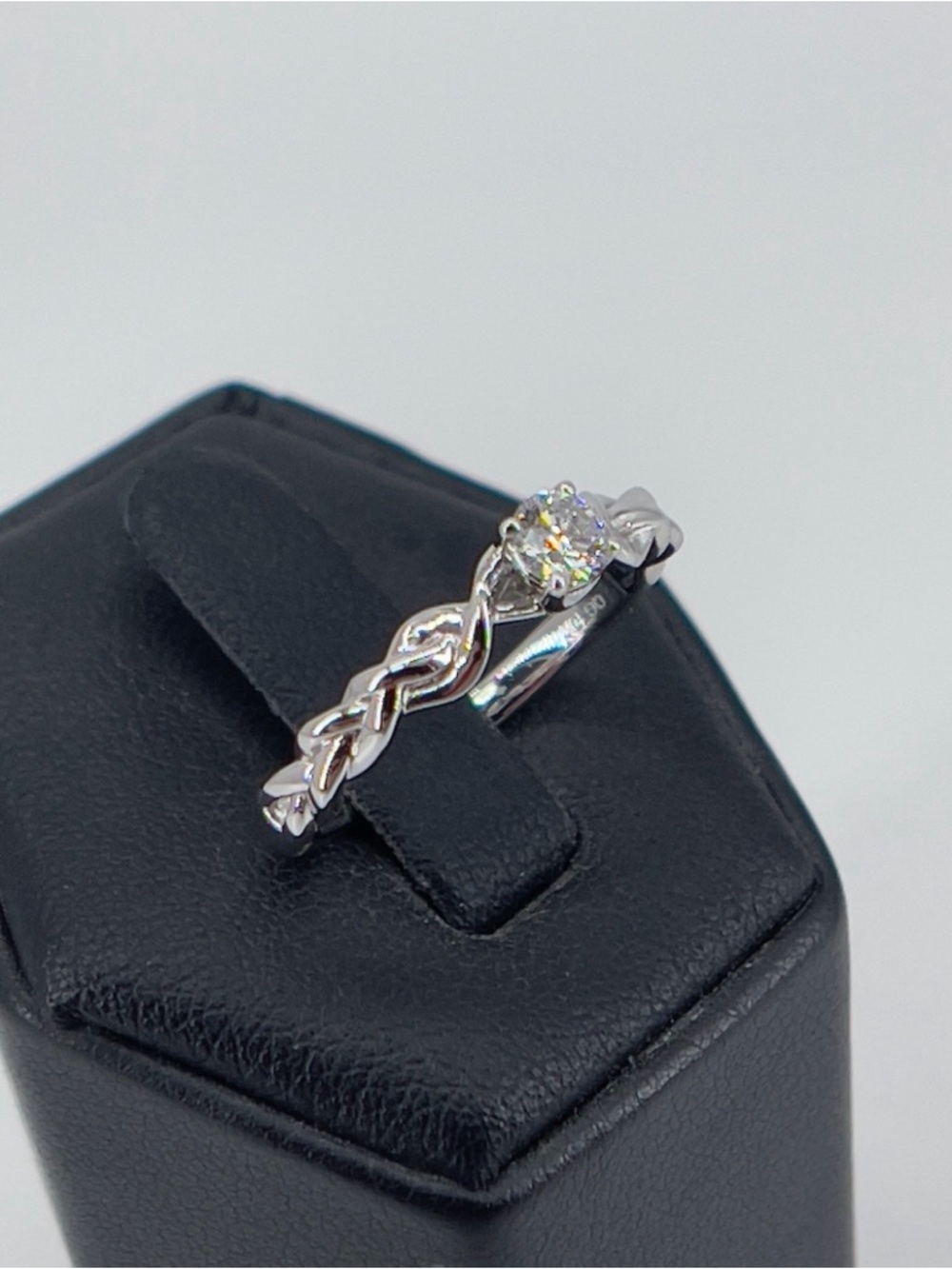 10K White Gold Lab Grown Diamond Ring 0.20 CT Round Size 7 Twisted Band - Picture 5 of 10